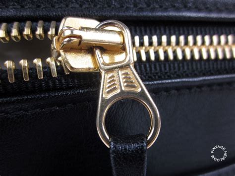 lampo zipper pull